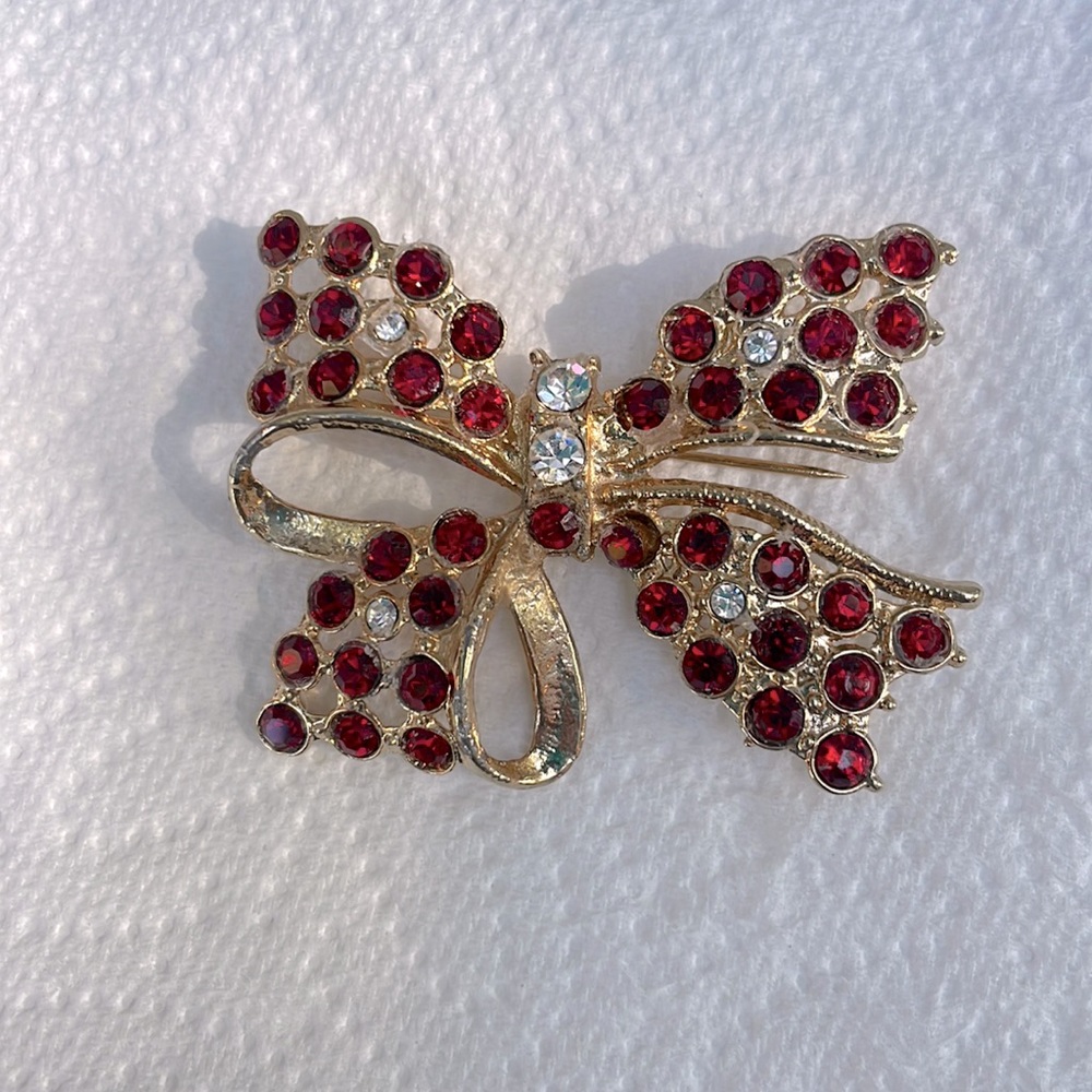 Beautiful, red and crystal, gold tone bow pin